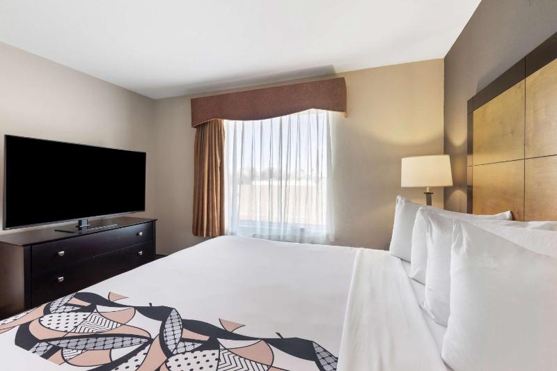 King Suite - Non-Smoking image 3