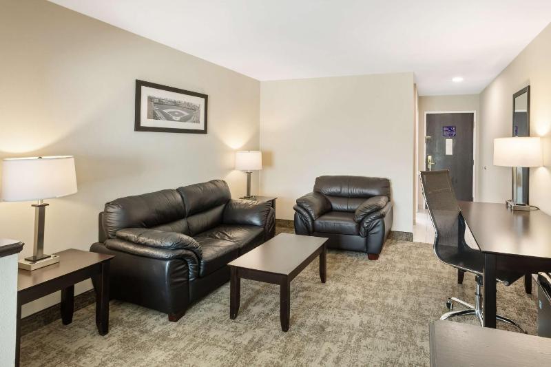 King Room with Sofa Bed - Non-Smoking image 3