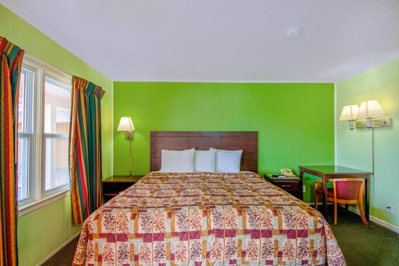 Queen Room - Non-Smoking image 1