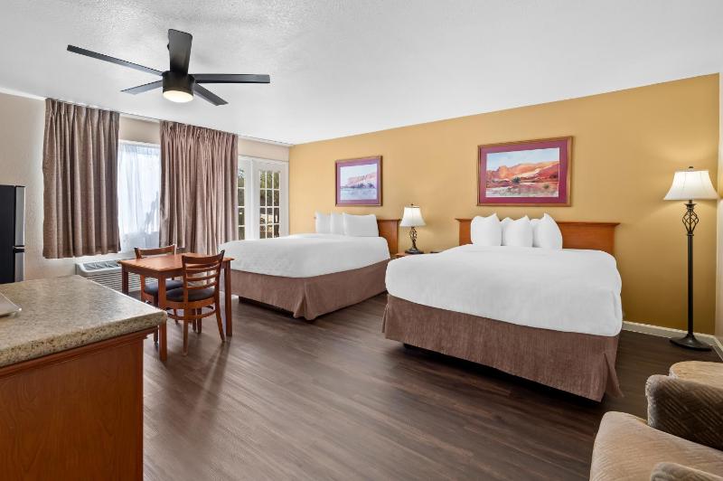 Quadruple Room with Two Queen Beds and Tub - Disability Access/Non Smoking image 2