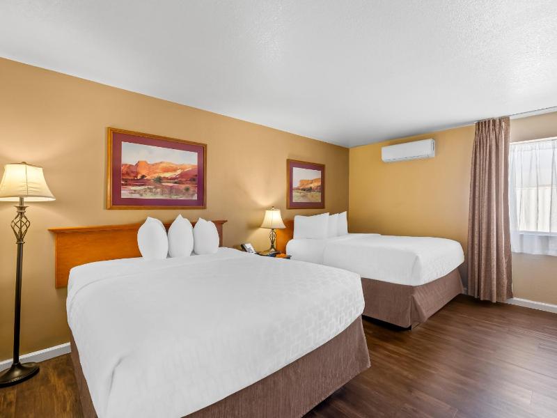 Quadruple Room with Two Queen Beds - Non Smoking image 2
