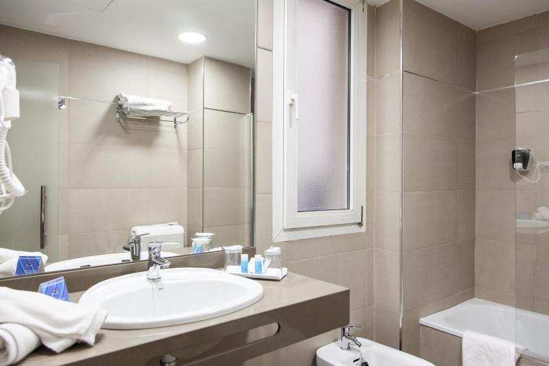 Double or Twin Room image 4