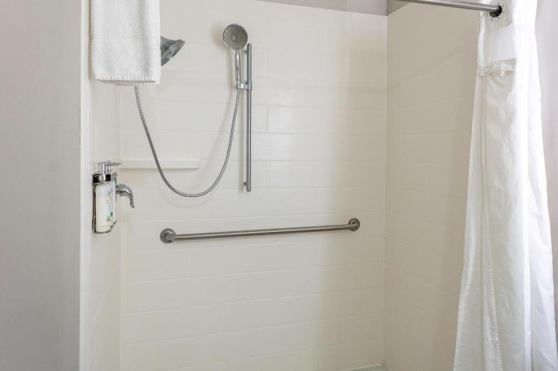 Standard Room with Two Queen Beds - Communications Accessible Tub image 4