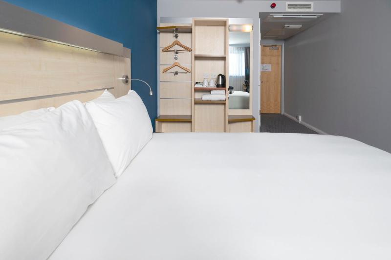 Standard King Room with Free Hot Breakfast - Accessible image 2