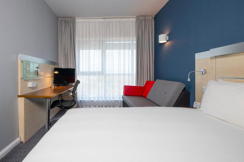 Standard King Room with Free Hot Breakfast image 3