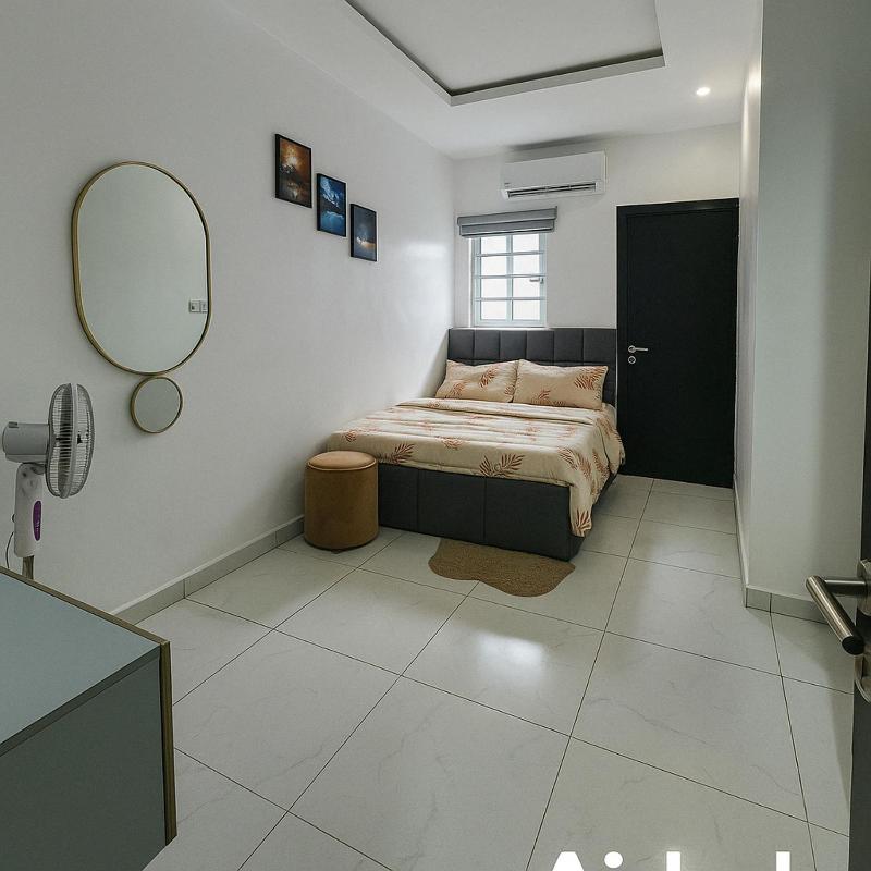Fully Furnished Luxurious 4 Bedroom Apartment - image 15