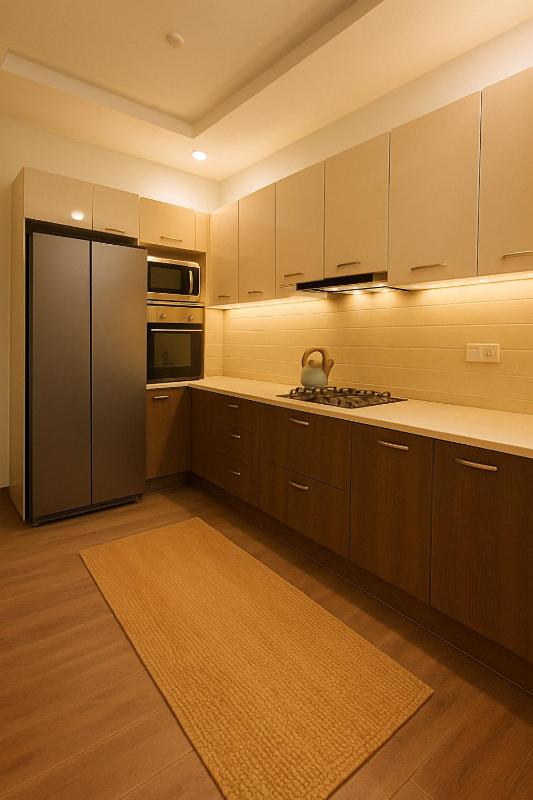 Fully Furnished Luxurious 4 Bedroom Apartment - image 11