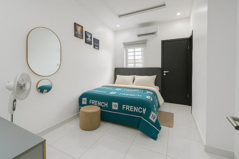 Fully Furnished Luxurious 4 Bedroom Apartment - image 14