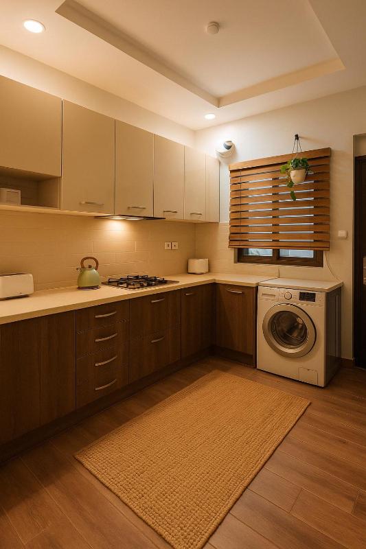 Fully Furnished Luxurious 4 Bedroom Apartment - image 7