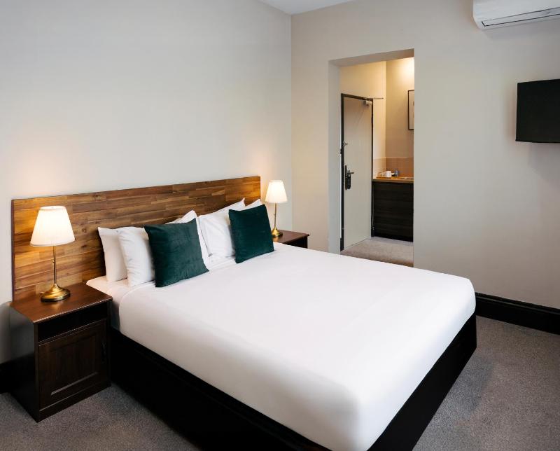Standard Room With Window image 4