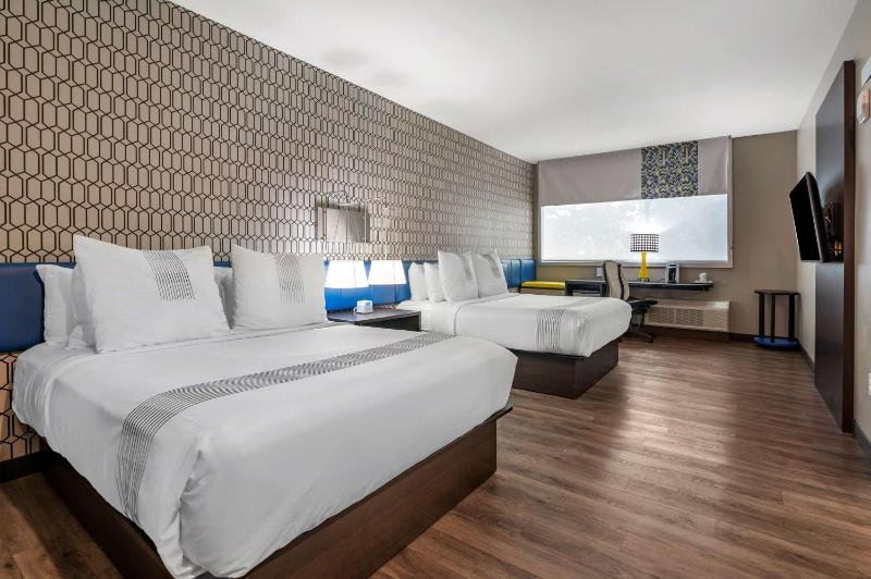 Queen Room with Two Queen Beds image 3