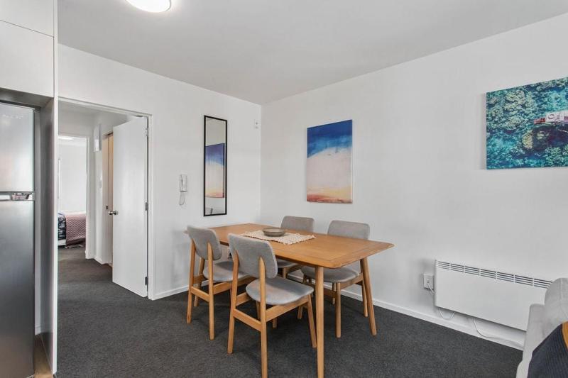Handy CBD Covered Free Parking Gym 2 Bdrm - image 16
