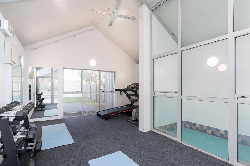 Handy CBD Covered Free Parking Gym 2 Bdrm - image 15