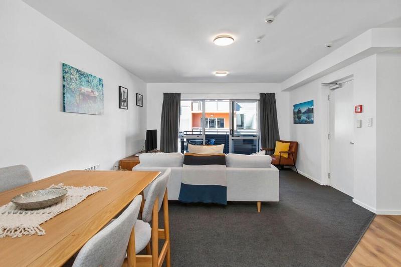 Handy CBD Covered Free Parking Gym 2 Bdrm - image 3