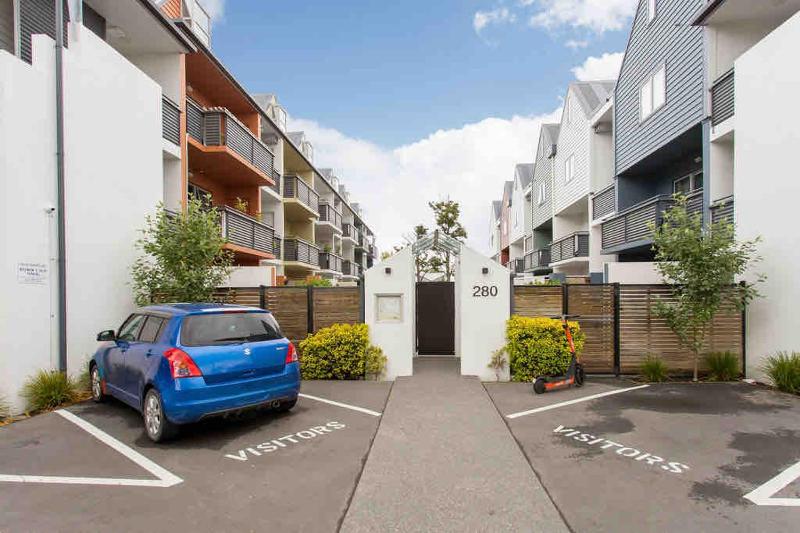 Handy CBD Covered Free Parking Gym 2 Bdrm - image 14