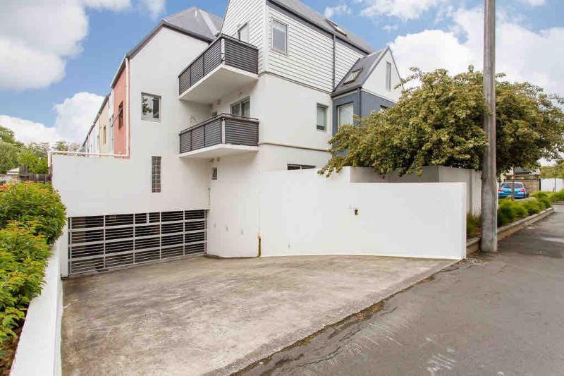 Handy CBD Covered Free Parking Gym 2 Bdrm - image 12