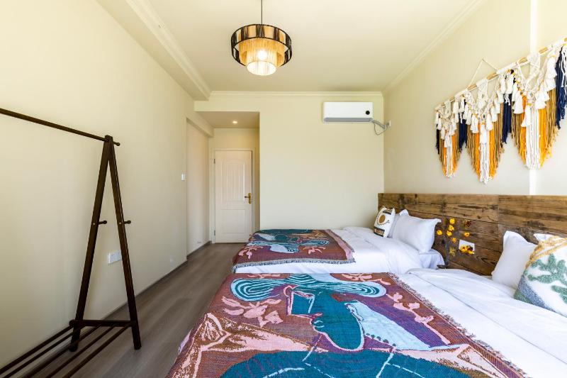 Aixin Mountain City Zhijiang Homestay - image 18