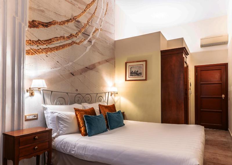 Classic Double Room image 3