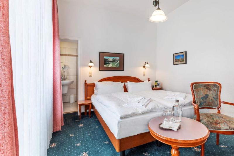 Small Double Room image 1