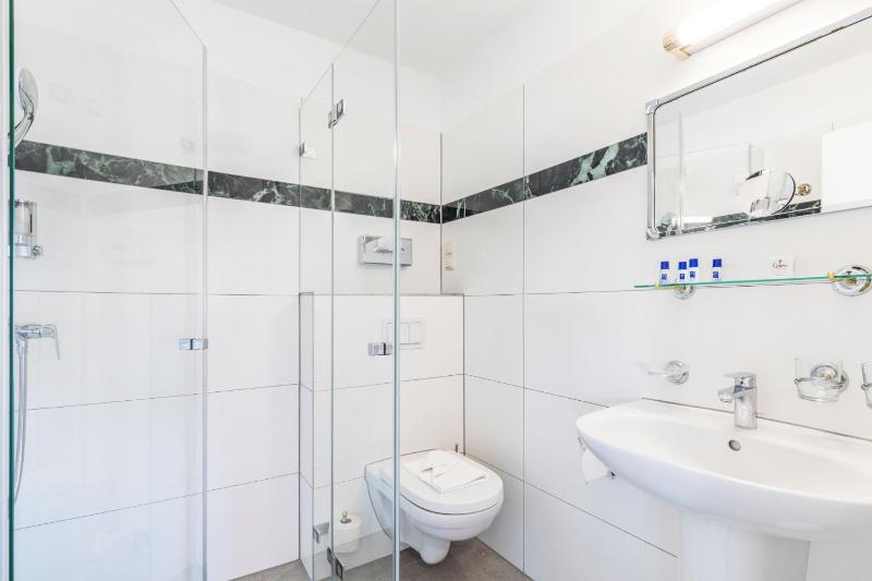 Double room with sloping ceilings image 2