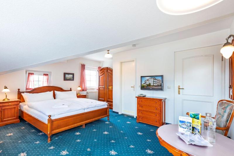 Double room with sloping ceilings image 1