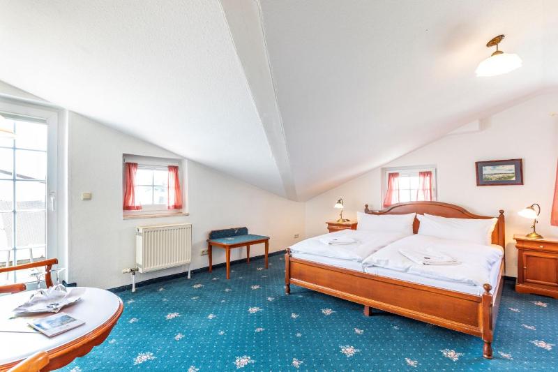 Double room with sloping ceilings image 3