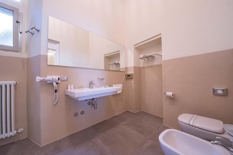 Superior King Suite image 2