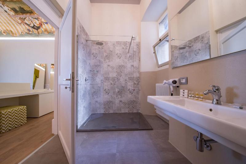 Superior King Suite image 3