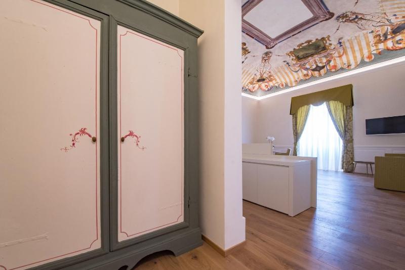 Superior King Suite image 4