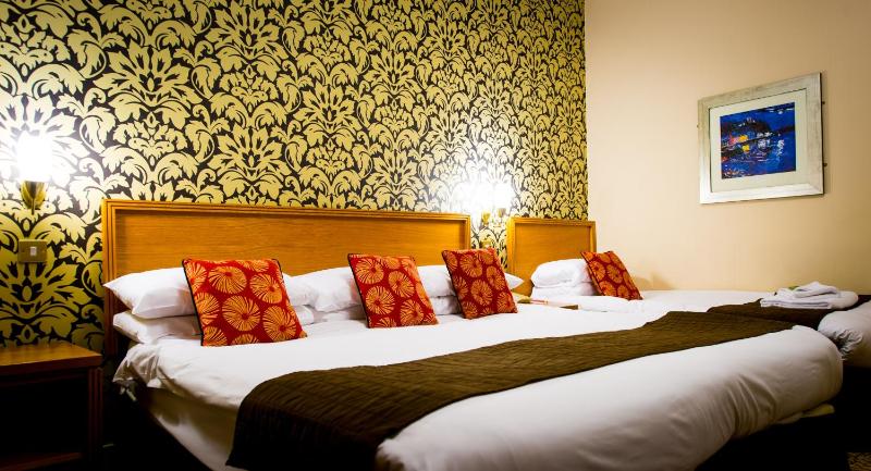 Family Room with Double and Single Beds image 2