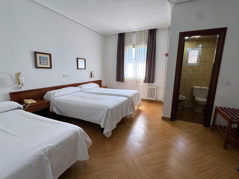 Standard Triple Room image 3