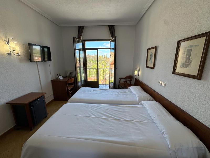 Superior Twin Room with Balcony image 3