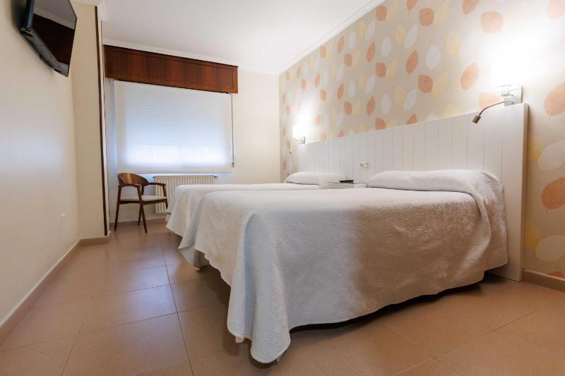 Standard Twin Room image 2