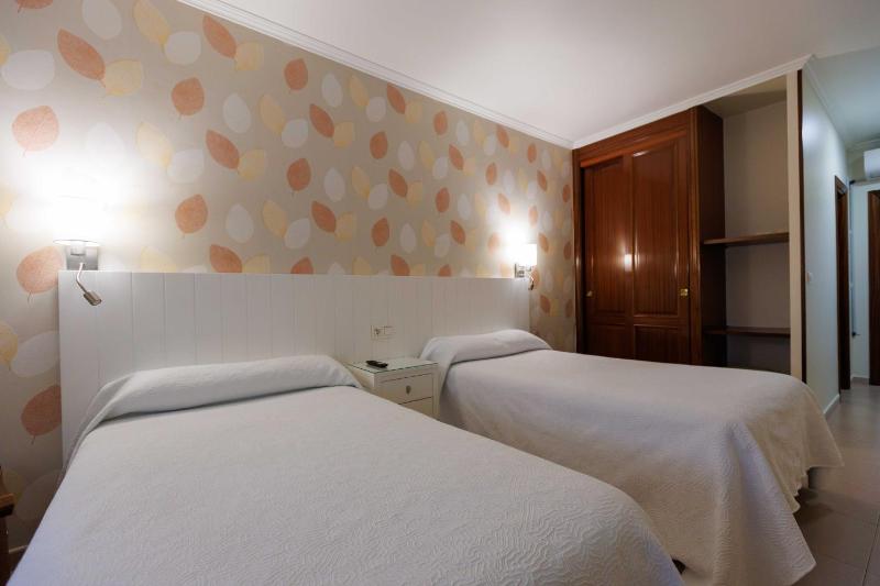 Standard Twin Room image 4