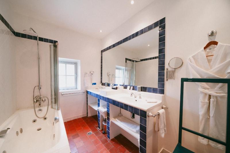 Double Room with Spa Bath image 2