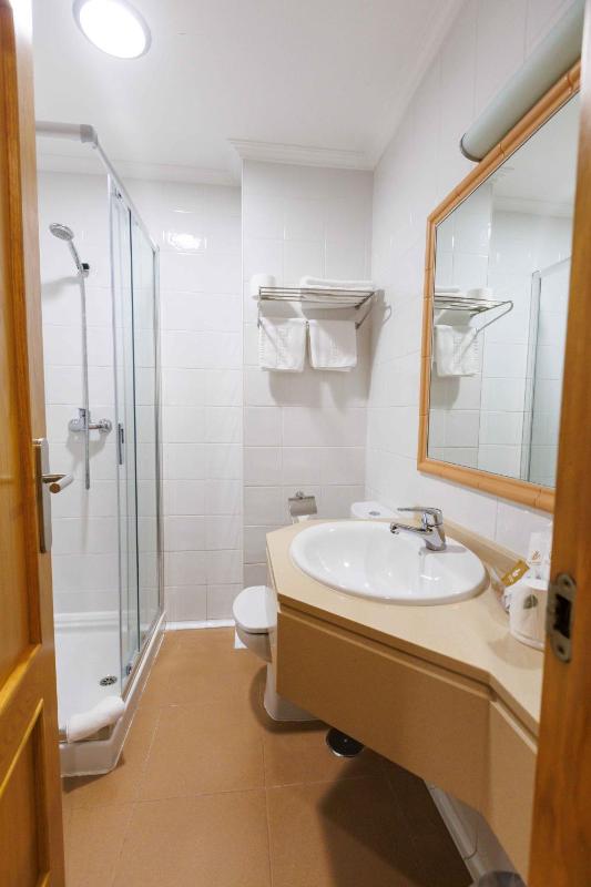Twin Room image 2