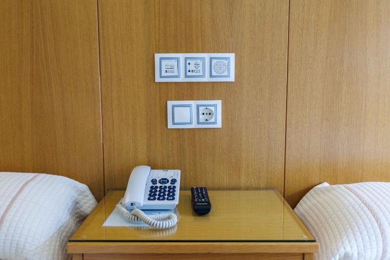 Twin Room image 3