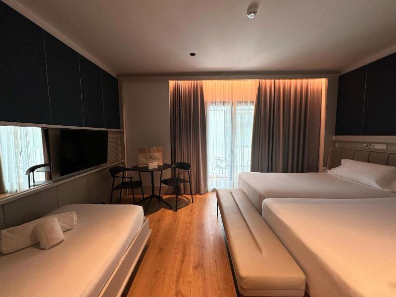 Twin Room with Extra Bed image 2