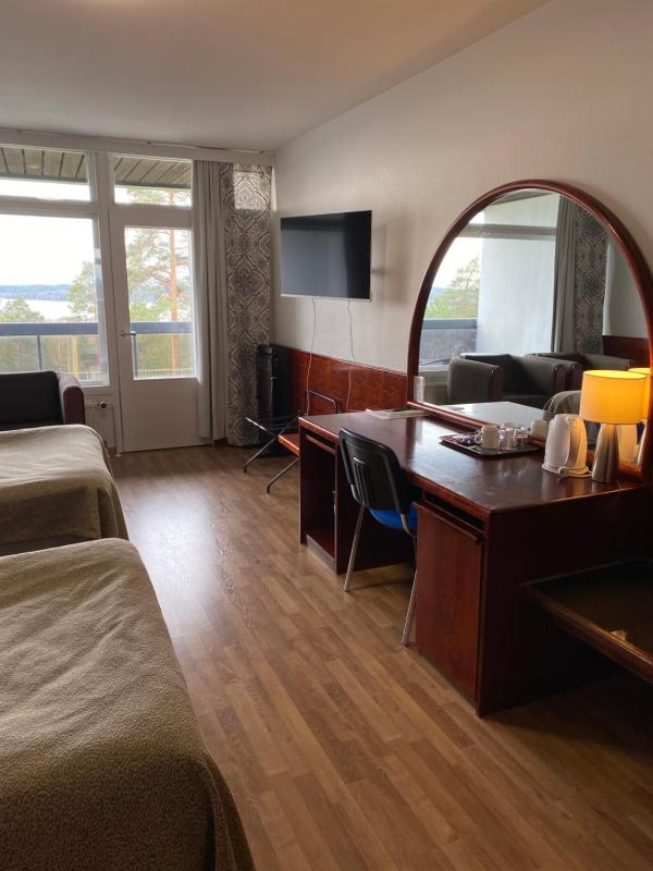 Superior Double or Twin Room with Lake View image 3