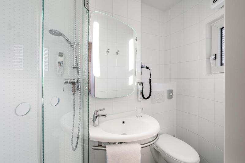 Superior King Room image 3