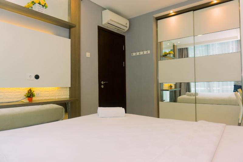 Fancy and Nice 1BR at Brooklyn Alam Sutera Apartment By Travelio - image 6