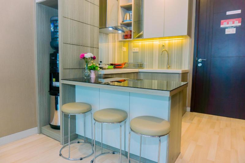 Fancy and Nice 1BR at Brooklyn Alam Sutera Apartment By Travelio - image 3