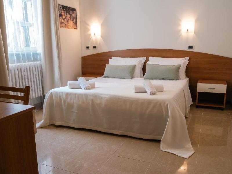 Double or Twin Room image 4