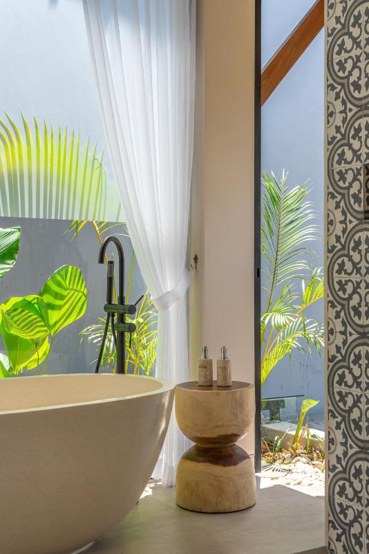 Yuko Tropical Bliss 2BR Villa Short Stroll to Beach - image 9