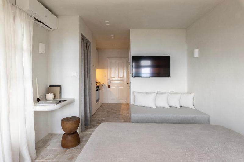Double Room with Sea View image 4