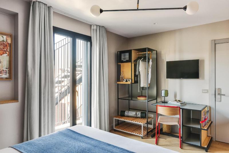 Superior Double Room with Pool View image 2