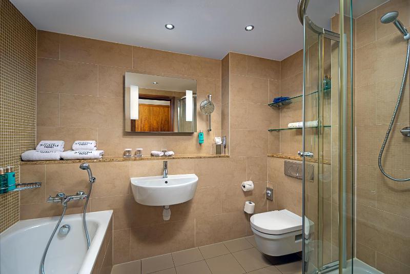 Superior King Room image 3