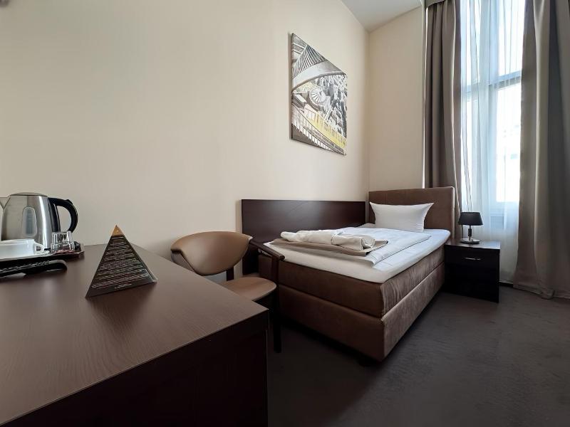 Standard Single Room image 3