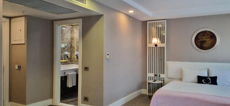 Superior Family Room image 1