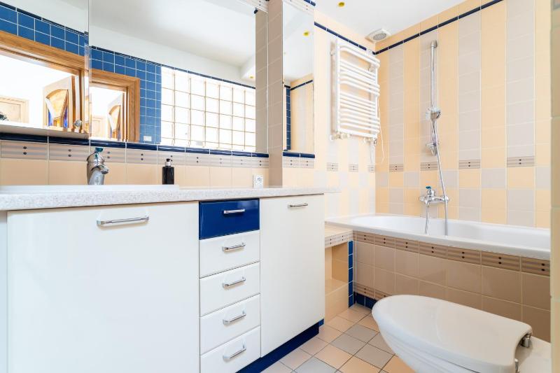 Baltic Breeze Victus Apartment for 5 Guests by Noclegi Renters - image 6